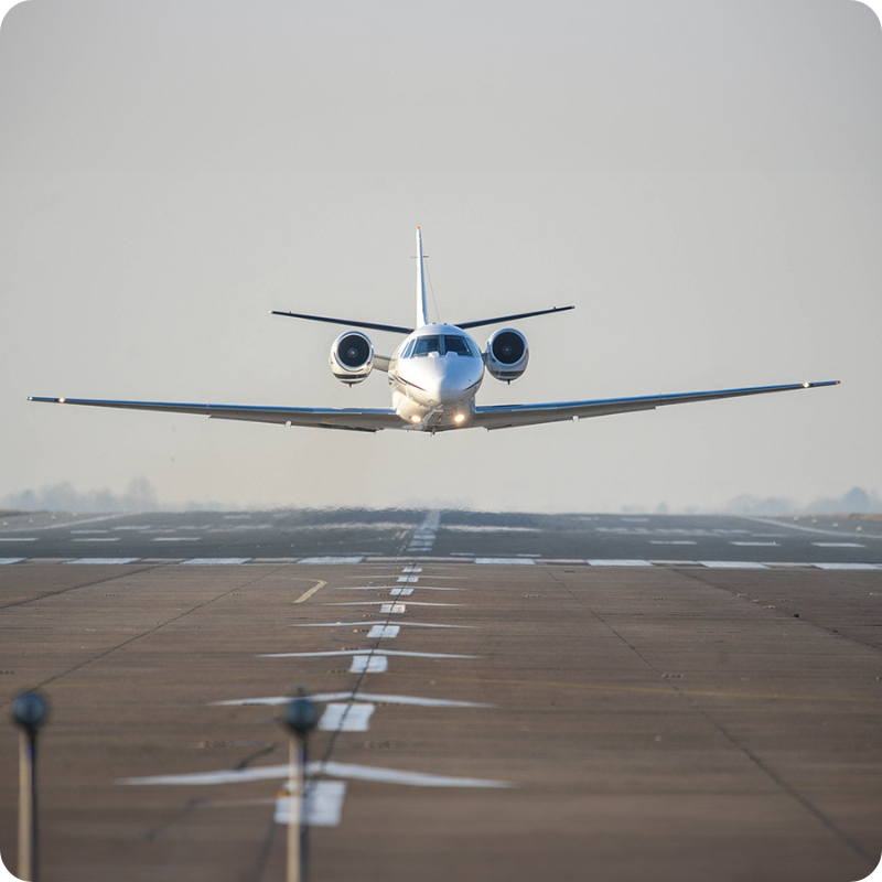 Airplane-on-runway_800x800
